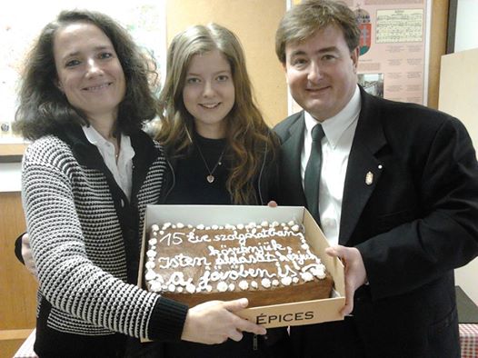 Nt. Szigeti Miklós, gyülekezetünk lelkipásztora, felesége, Szigeti Márta, a magyar iskola vezetője és Szigeti Rebeka, aki pár hetesen érkezett Vancouverbe a szüleivel 15 évvel ezelőtt, 1999-ben.